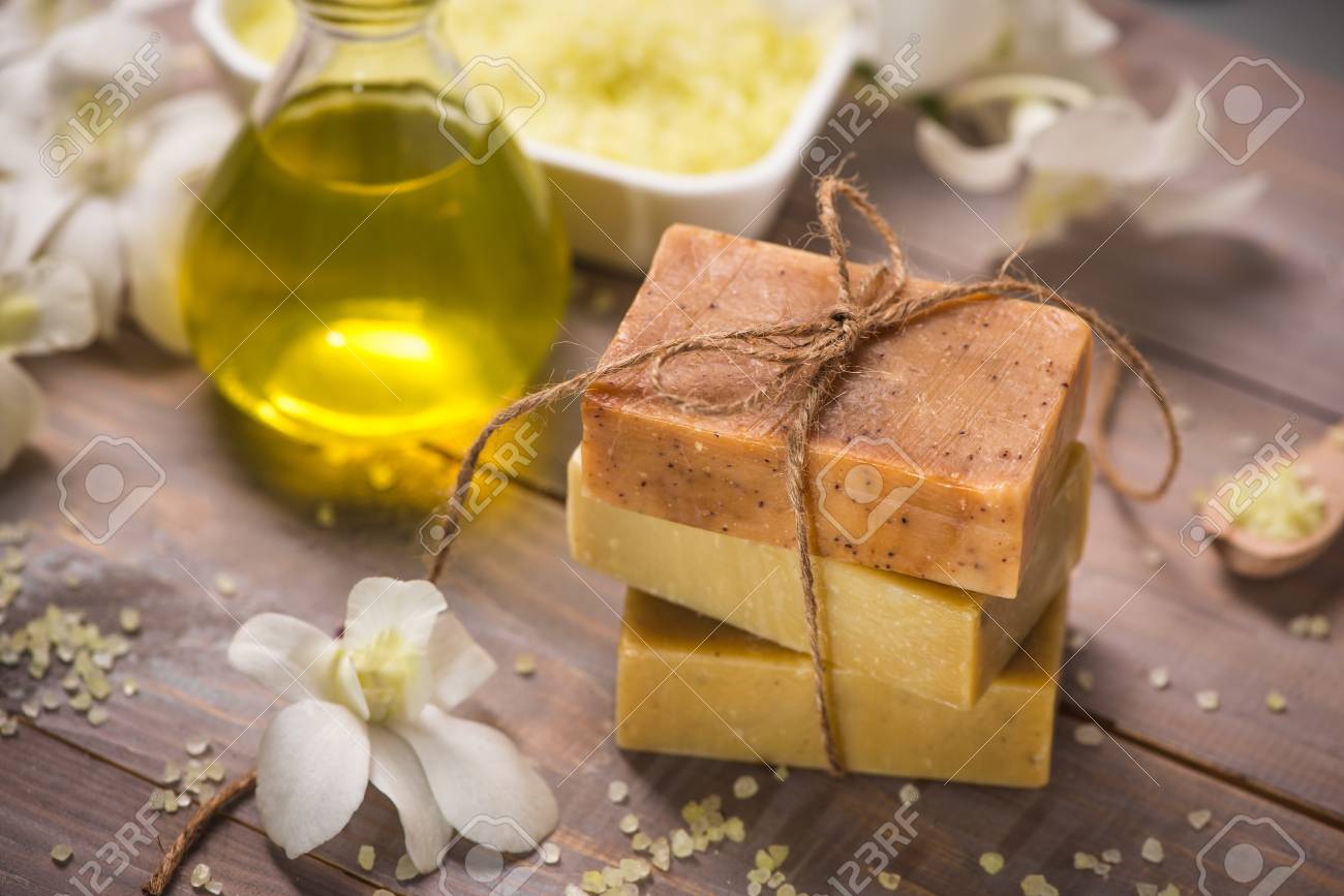 手作り石鹸と白蘭とアロマオイル スパ製品 の写真素材 画像素材 Image