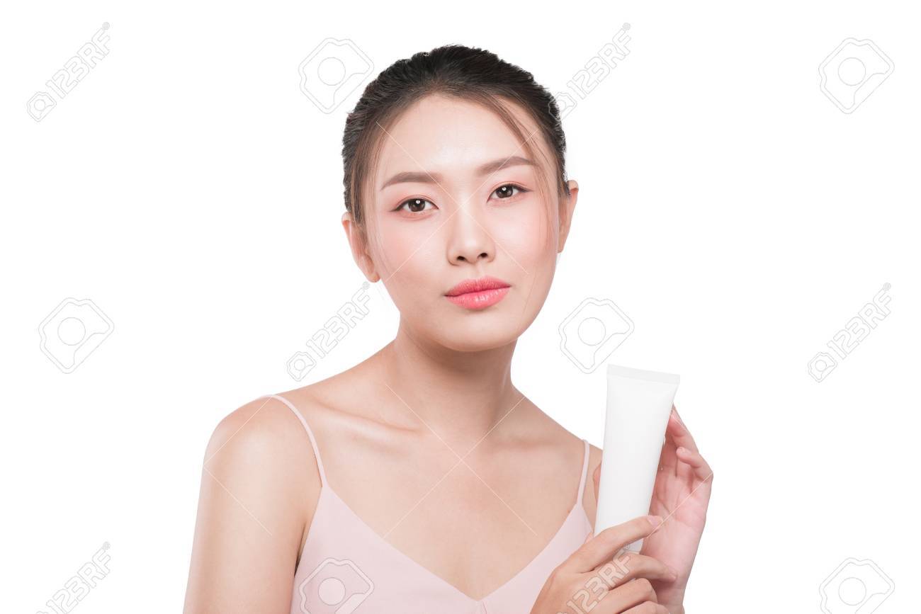 美しいアジアの女性 美しさと完璧な女性の顔が占めています 体と顔のクリームを保持 の写真素材 画像素材 Image