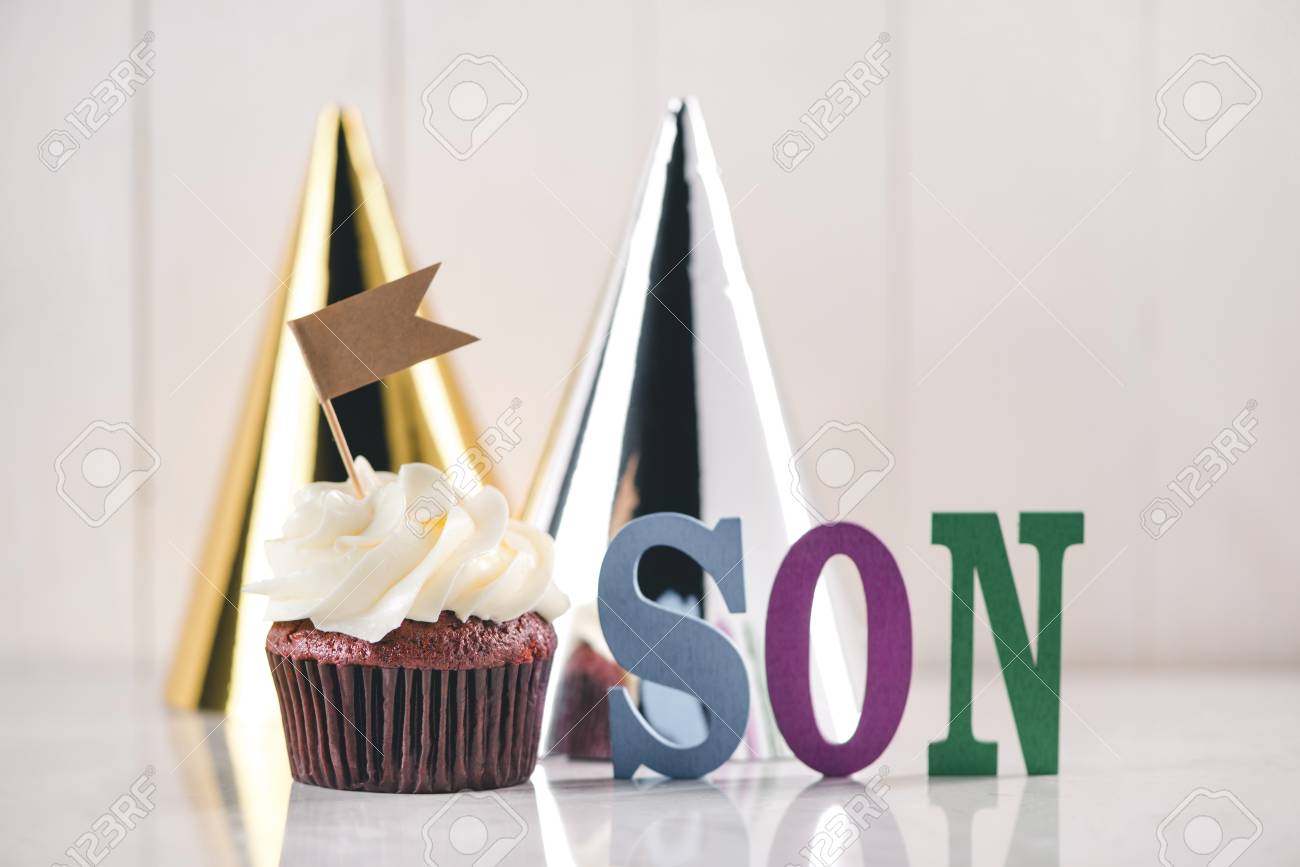 Anniversaire Pour Bebe Garcon Ou Fils Delicieux Cupcake Creatif Et Objets De Decoration Sur La Table Banque D Images Et Photos Libres De Droits Image Anniversaire Pour Bebe Garcon Ou Fils Delicieux Cupcake Creatif Et Objets De Decoration Sur La Table Banque D Images Et Photos Libres De Droits Image