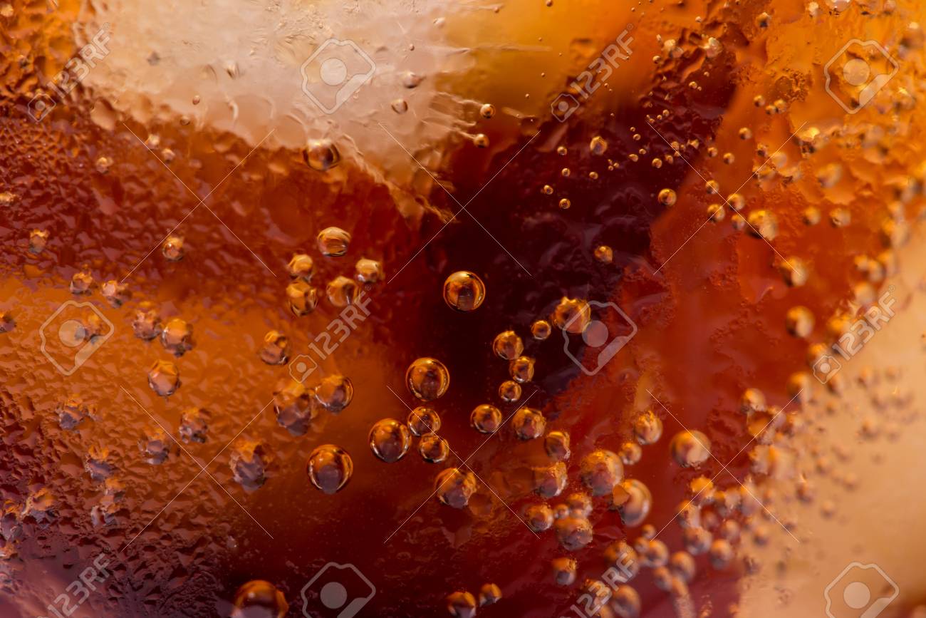 泡とフィズのマクロ 冷たいコーラドリンクと氷 の写真素材 画像素材 Image 泡とフィズのマクロ 冷たいコーラドリンクと氷 の写真素材 画像素材 Image