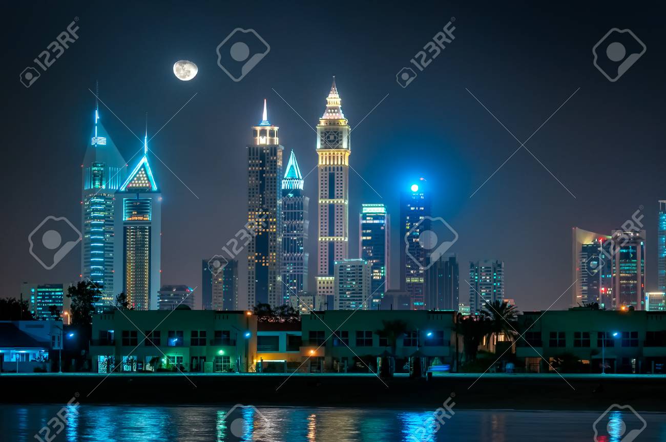 Riflessione Stupefacente Di Panorama Di Notte Degli Skycrapers Della Spiaggia Di Jumeirah Dubai Emirati Arabi Uniti