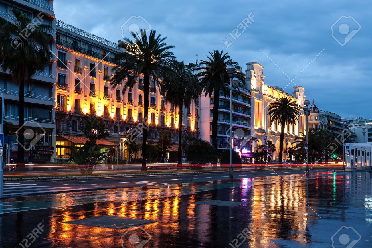 Nice May 21 Promenade Des Anglais Und Dem Beruhmten Hotel Mediterranee Und Casino In Der Nacht Aus Der Ferne In Nizza In Frankreich Am 21 Mai 12 Zu Sehen Lizenzfreie Fotos
