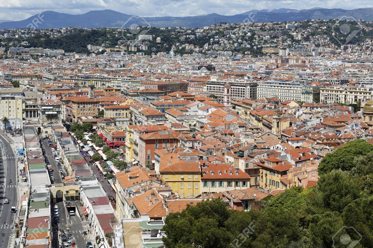 行政都市限界を超えて拡張約 100 万人の人口とフランスで 5 番目に人口の多い都市の旧市街ニース, フランス - 2014 年 5 月 15 日:  航空写真ビューの写真素材・画像素材 Image 34288997