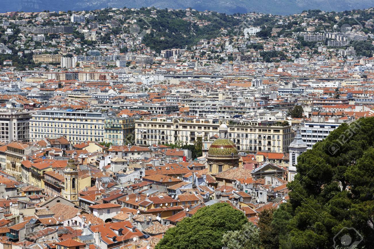 行政都市限界を超えて拡張約 100 万人の人口とフランスで 5 番目に人口の多い都市の旧市街ニース, フランス - 2014 年 5 月 15 日:  航空写真ビューの写真素材・画像素材 Image 34587989