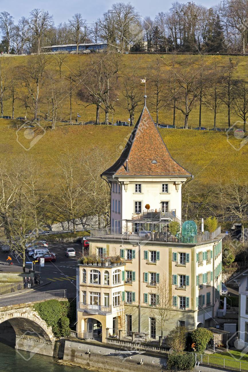 ベルン スイス 15 年 12 月 22 日 国の第 4 最も人口の多い都市の川のほとりに家 それがアーレ川に架かる石造りの橋 Nydeggbruecke 橋から見える の写真素材 画像素材 Image