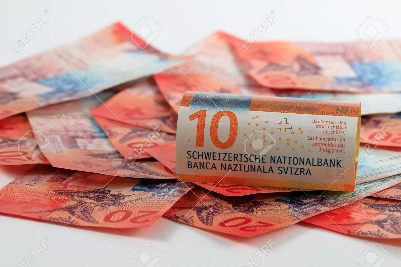 スイスのお金。スイスフラン紙幣は巻き上げられ、並べて配置されています。 CHF通貨。の写真素材・画像素材 Image 166959285