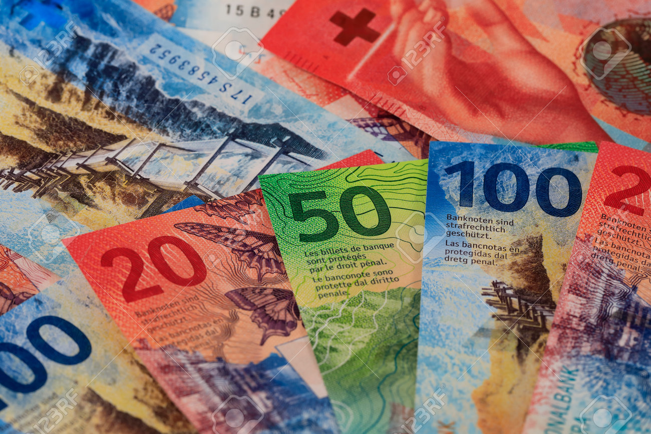 並んでいるさまざまな金種のさまざまなスイスフラン紙幣のグループ。 CHF紙幣。の写真素材・画像素材 Image 166958806