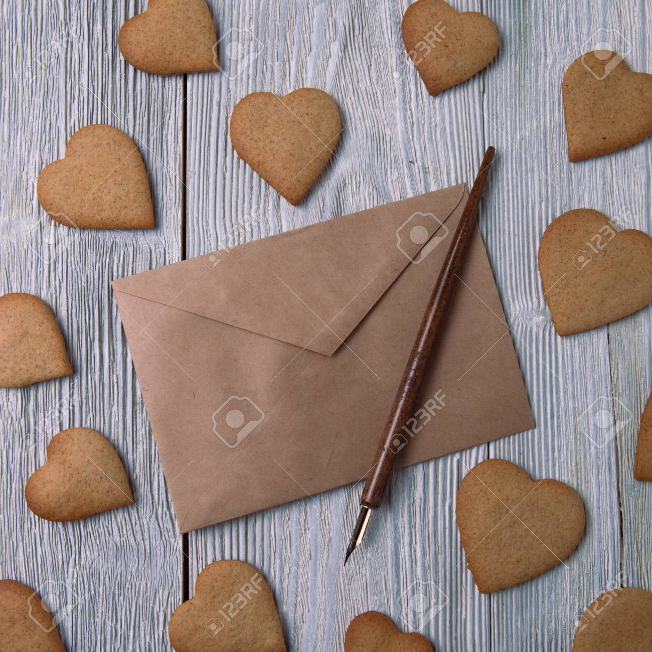 ジンジャーブレッド クッキー ハート ビンテージ封筒 愛の手紙を書きます バレンタインの日 誕生日 休日のお祭りの背景 トップ ビュー の写真素材 画像素材 Image
