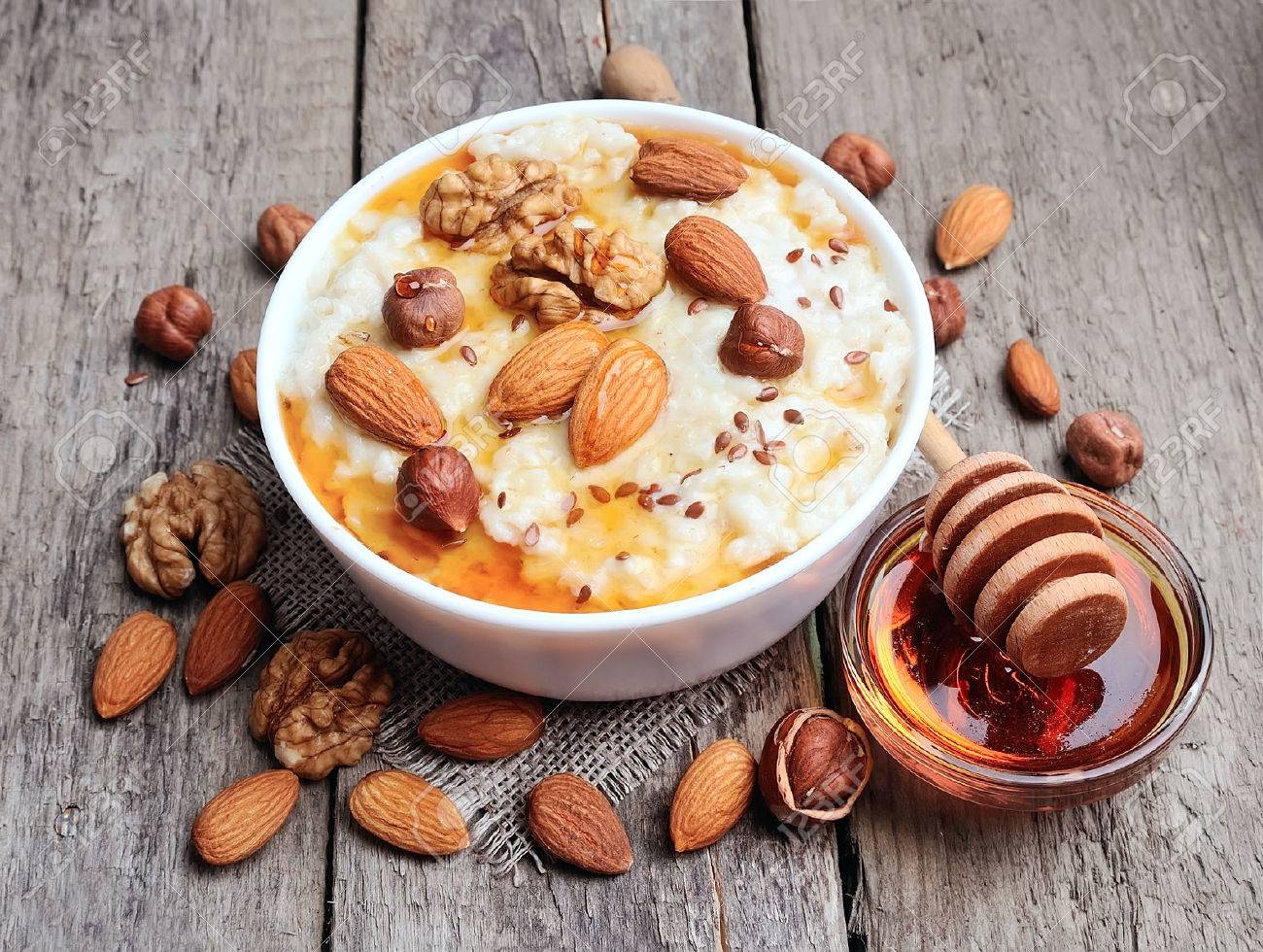 Можно ли орехи на завтрак. Гранола на противне. Фрукты и орехи. Орех грецкий. Гранола вид сверху.