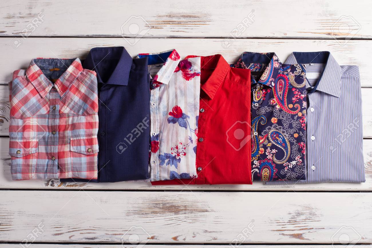 Muchas Camisas Para Hombres, Elegantes Brillantes, Con Diferentes Colores Y Estampados En Estanterías Madera Antiguas. Fotos, Retratos, Imágenes Y Fotografía De Archivo Libres De Derecho. Image 78970359.