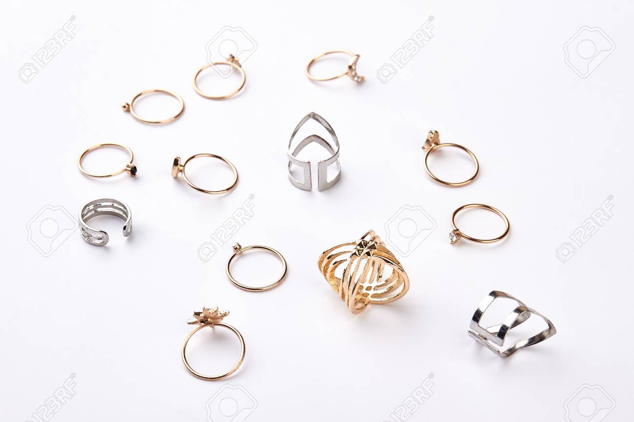 Colección De De Lujo. Muchos Anillos Diferentes Sobre Fondo De Oro Y Plata Fotos, Retratos, Imágenes Y Fotografía De Archivo Libres De Derecho. Image 82957819.