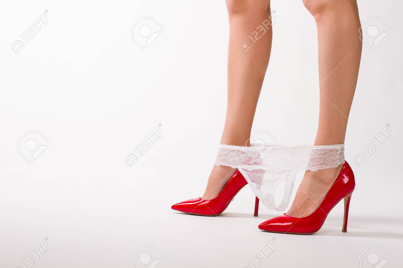 セクシーな美脚 セクシーな赤い靴の女の子は彼女のパンティーを脱ぐ の写真素材 画像素材 Image