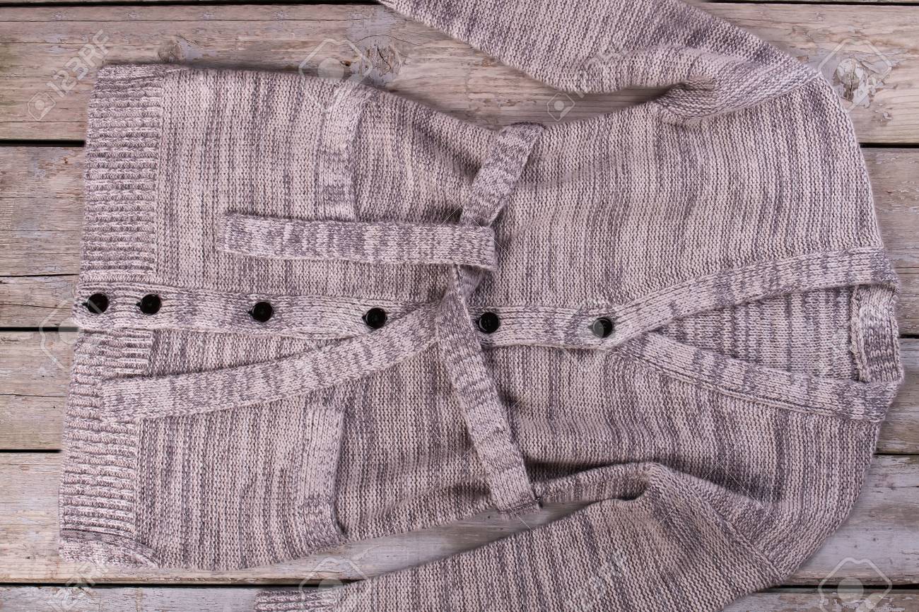 古いボード上の美しいグレーニットカーディガン 手作りのニットセーター の写真素材 画像素材 Image
