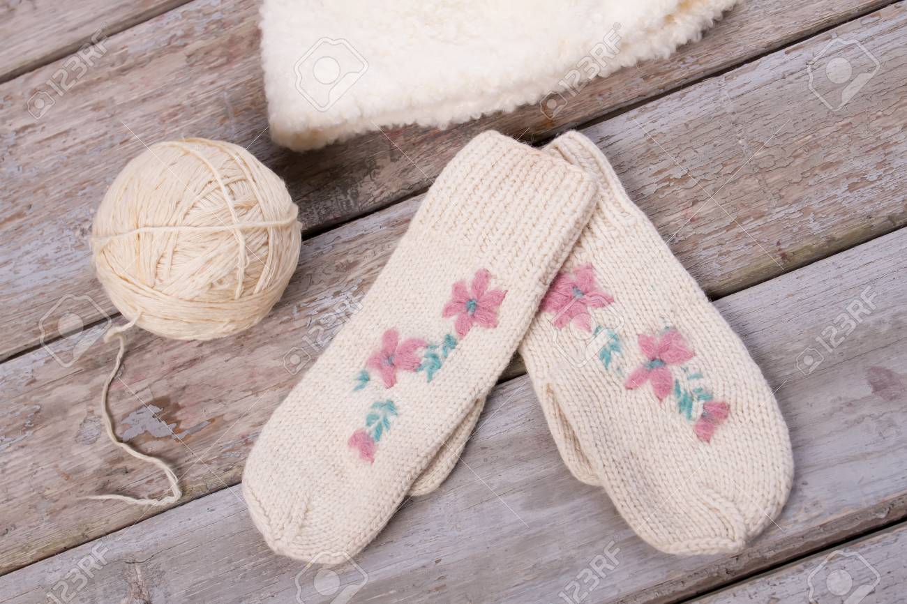 ミトンと白い毛糸のボール 手袋かわいい花刺繍 冬のシーズンのためのハンドメイドのアクセサリー の写真素材 画像素材 Image