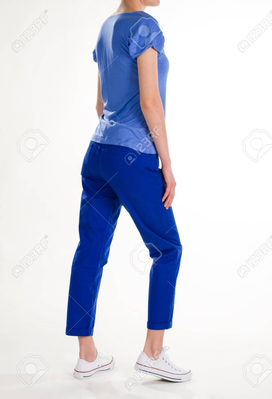 カジュアルな服装の若い女性 暗い青のチノパンと T シャツ カジュアルな布靴とズボン 光の青い T シャツとための半靴 の写真素材 画像素材 Image カジュアルな服装の若い女性 暗い青のチノパンと T シャツ カジュアルな布靴とズボン 光の青い T シャツとための半靴 の写真素材 画像素材 Image
