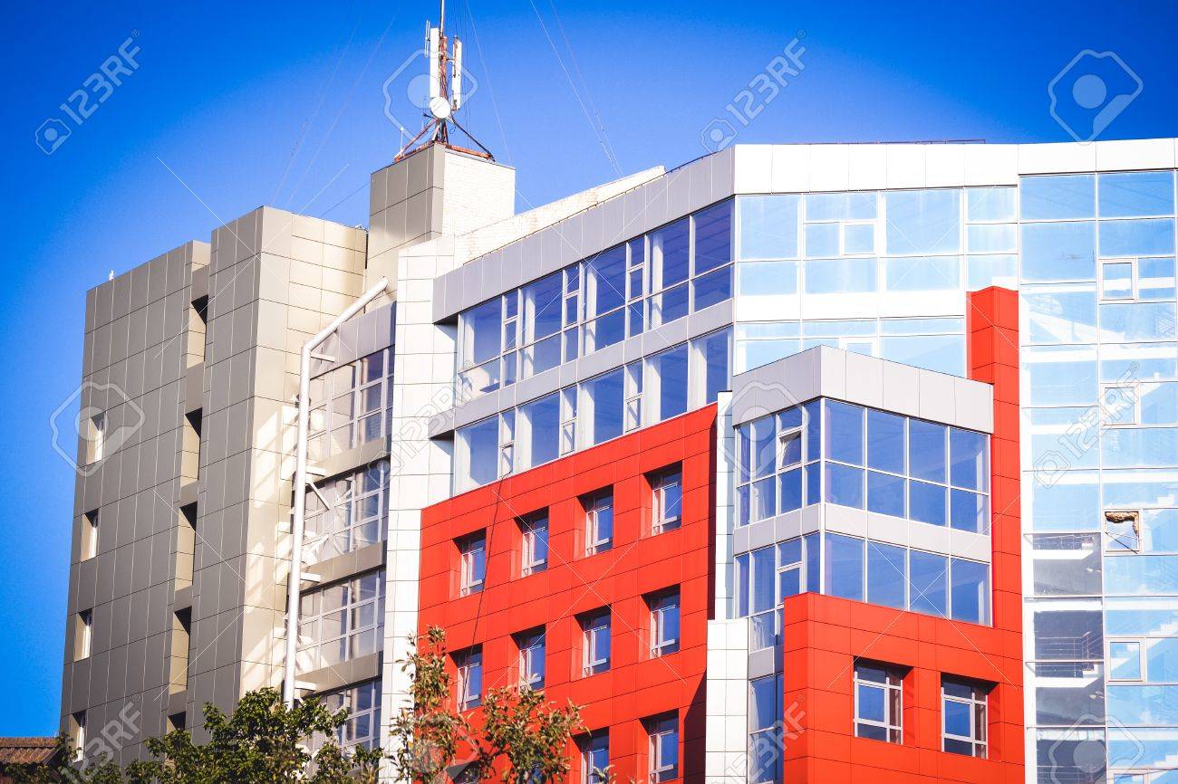 Fassade Vor Dem Grossen Haus Rot Und Grau In Der High Tech Stil An