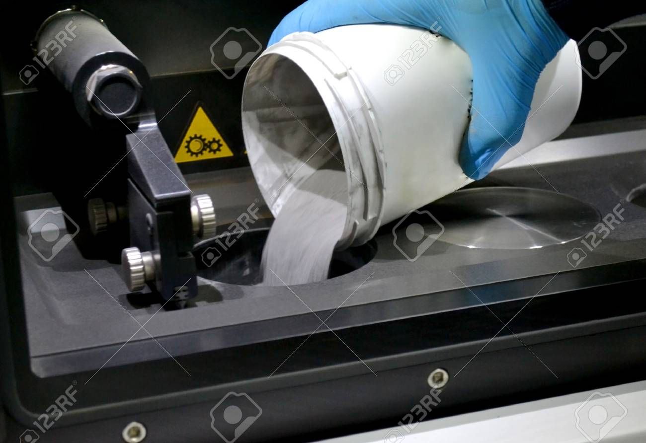 El Hombre Vierte Polvo De Metal En La Cámara De Una Máquina De Sinterización Láser. 3d De Metal De Impresión. Tecnologías Modernas De Aditivos 4.0 Industrial Fotos, Retratos, Imágenes