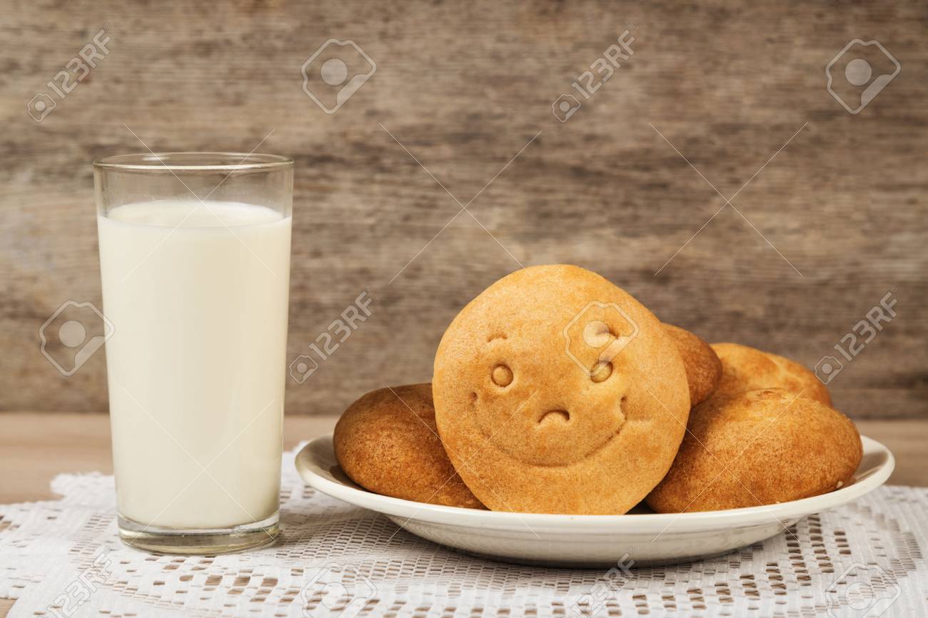 biscuit and milk ile ilgili görsel sonucu