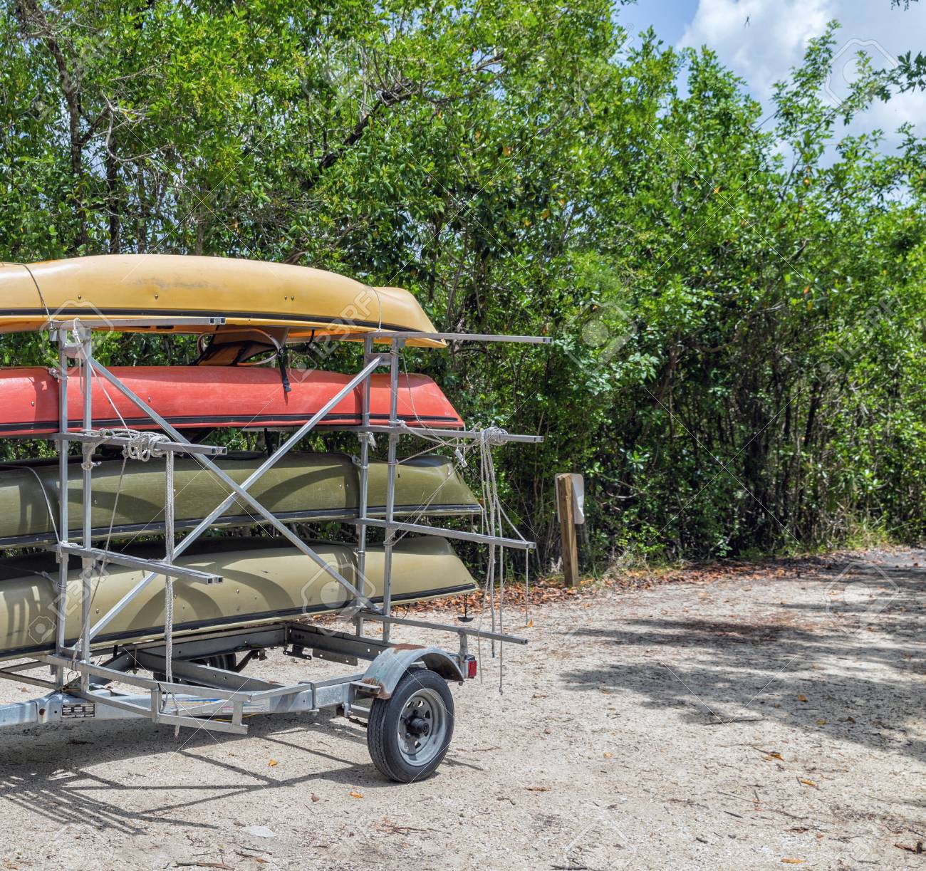 4 カヤック トレーラー旅行の準備 の写真素材 画像素材 Image