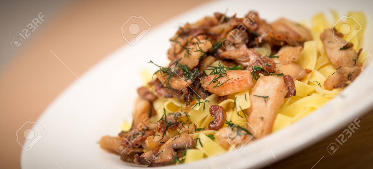 フライド チキンときのこのイタリアン パスタ の写真素材 画像素材 Image