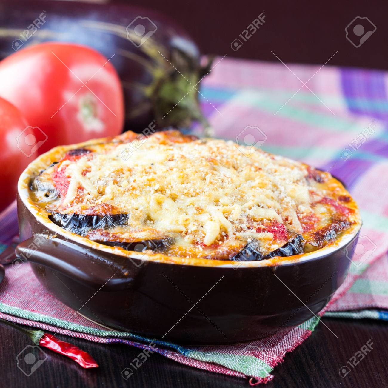 おいしいイタリア料理 カップで茄子とチーズのトマト添え前菜 の写真素材 画像素材 Image