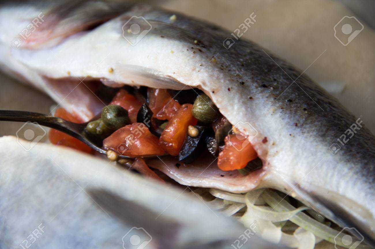 おいしい魚料理 スズキ 詰め物 オリーブ ケッパー トマトを詰めてください の写真素材 画像素材 Image 28