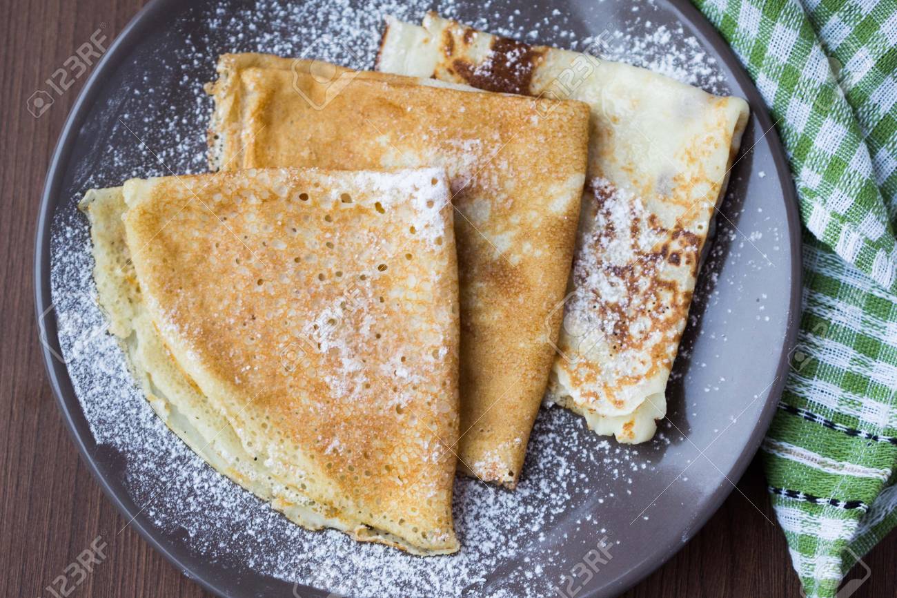 Thin Süße Pfannkuchen Mit Puderzucker Zum Frühstück, Maslenitsa, Fastnacht  Lizenzfreie Fotos, Bilder und Stock Fotografie. Image 25328136.