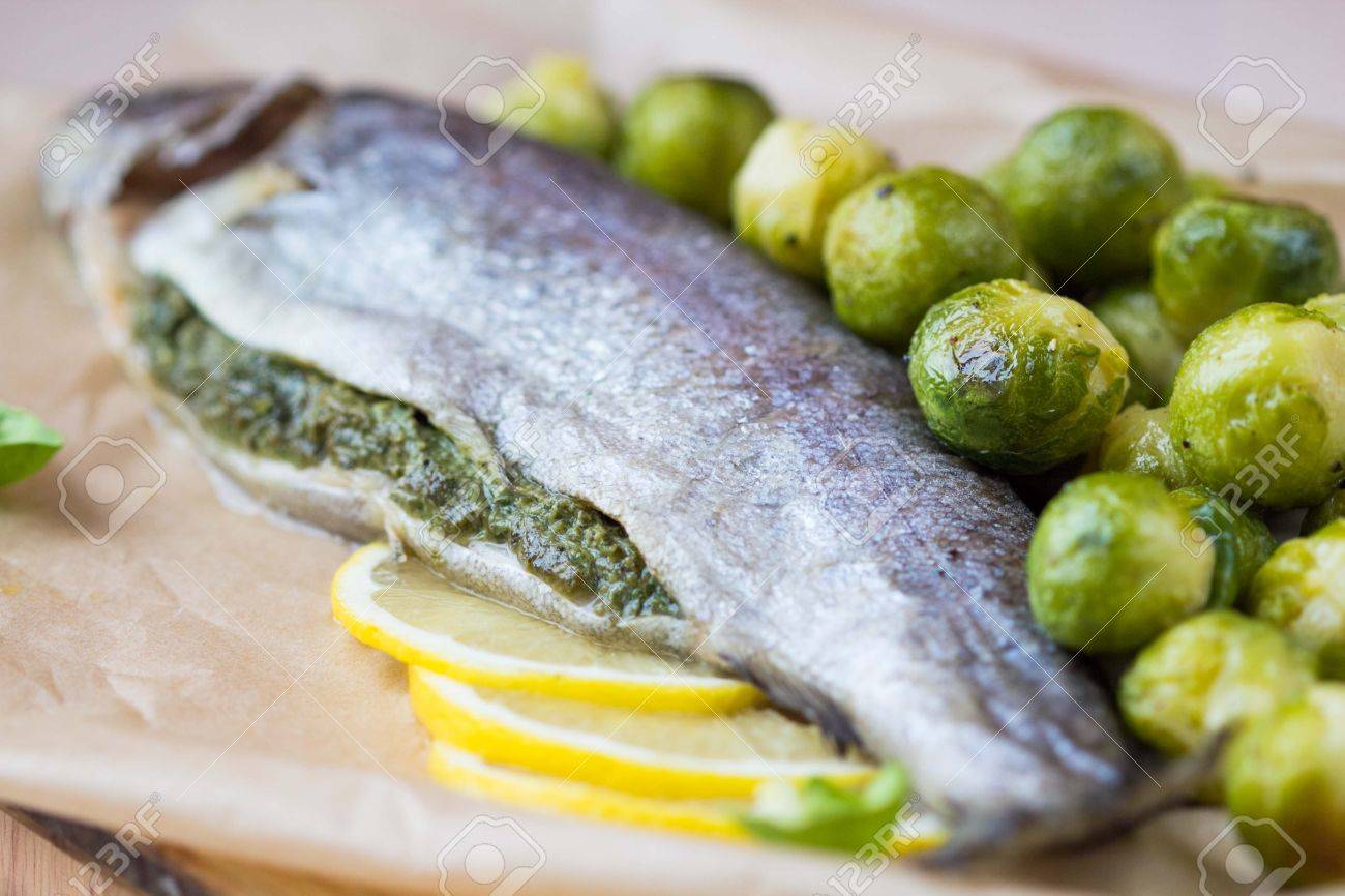 2 つの魚 おいしい夕食 芽キャベツを飾るグリーン ハーブ ソースを詰めたニジマス の写真素材 画像素材 Image 2 つの魚 おいしい夕食 芽キャベツを飾るグリーン ハーブ ソースを詰めたニジマス の写真素材 画像素材 Image