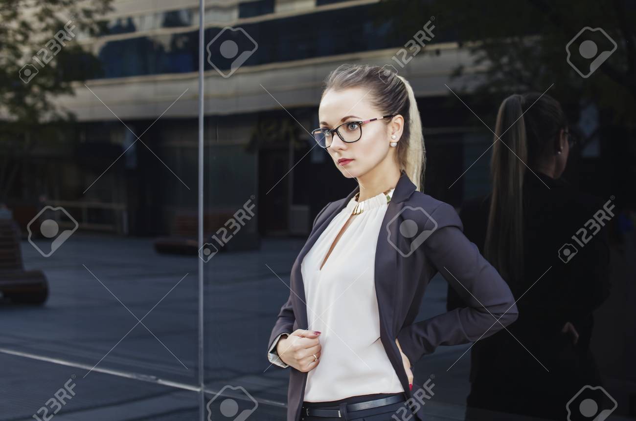 若い美しい金髪女性 弁護士または暗い背景コピー スペース スーツとメガネ先生 の写真素材 画像素材 Image