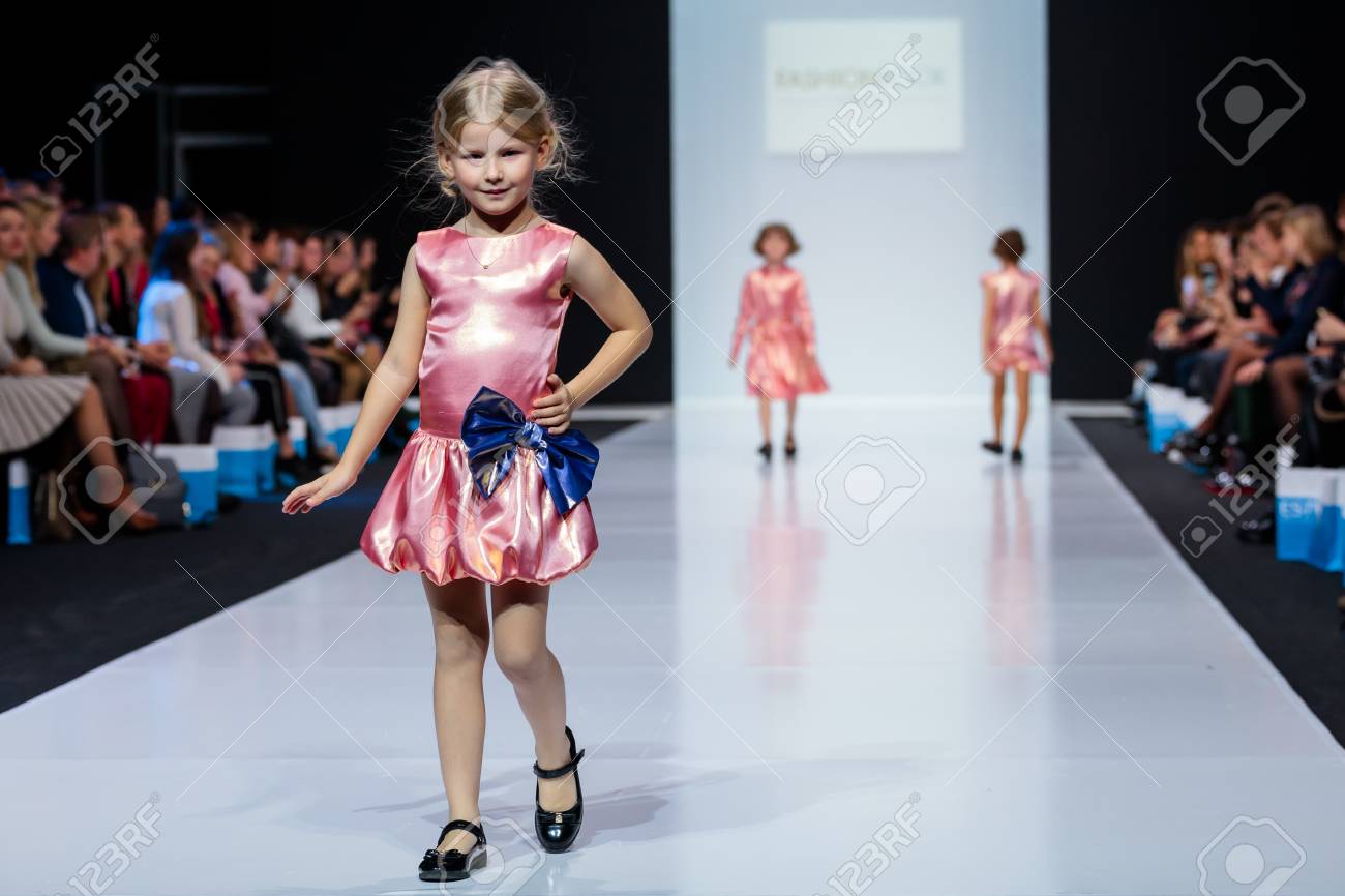 モスクワ ロシア連邦 17 年 10 月 28 日 春夏 18 シーズン モスクワ ファッションウィークでアリーナ Stepina キャットウォークでファッション本のモデル徒歩の滑走 子供のファッション の写真素材 画像素材 Image