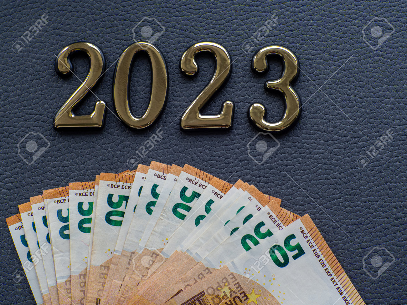 액면가가 50유로인 유럽 연합 화폐 세트. 50유로 지폐의 배경과 복사 공간이 있는 2023년. 기업 자본 투자, 금융, 저축, 은행  및 새해 개념 로열티 무료 사진, 그림, 이미지 그리고 스톡포토그래피. Image 192250693