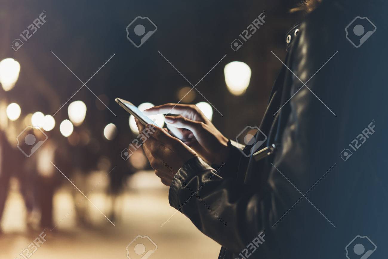 Fille Pointant Le Doigt Sur L Ecran Telephone Intelligent Sur L