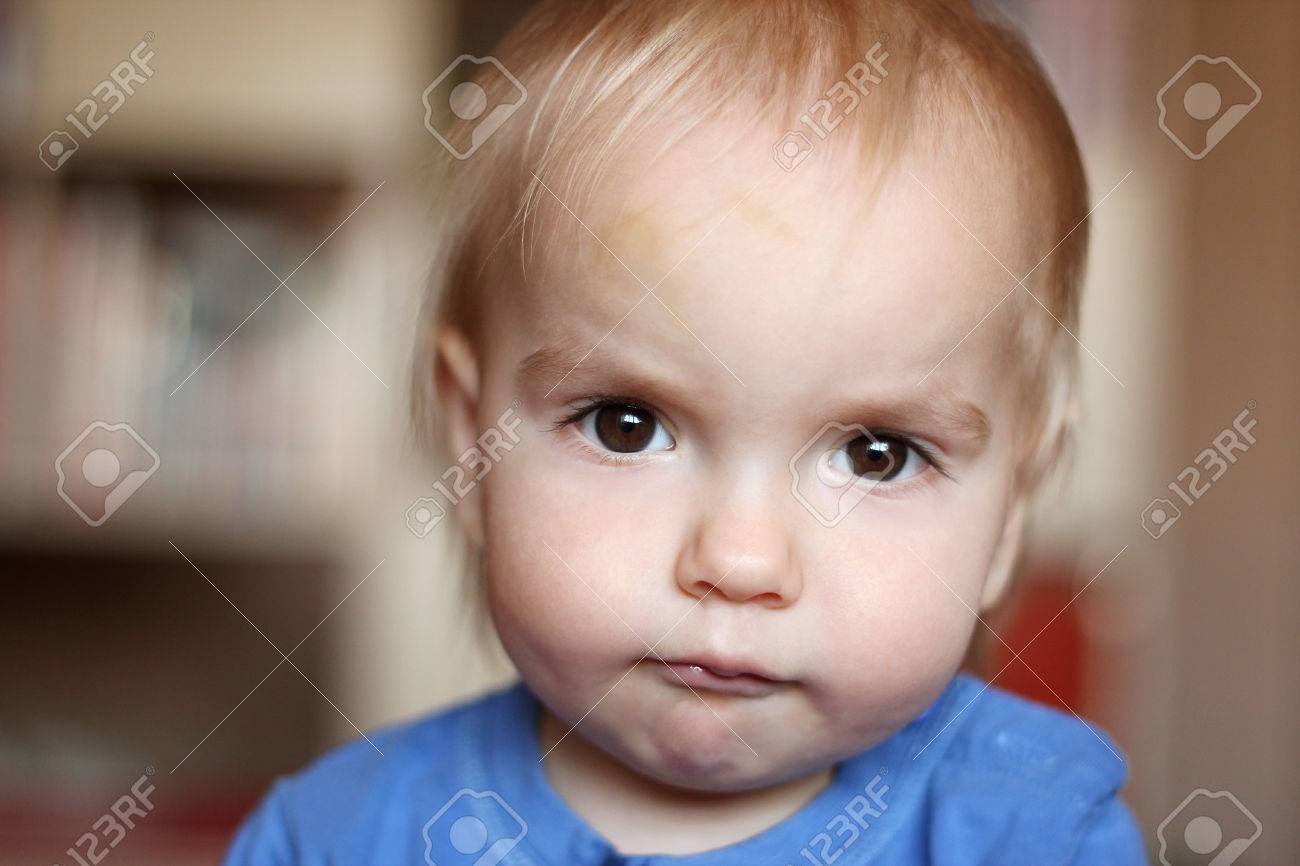 Mignon Blond Bebe Garcon Avec Serieux Grimace D Amusement Et De La Bouche Serree Portrait Interieur Banque D Images Et Photos Libres De Droits Image Mignon Blond Bebe Garcon Avec Serieux Grimace D Amusement Et De La Bouche Serree Portrait Interieur Banque D Images Et Photos Libres De Droits Image