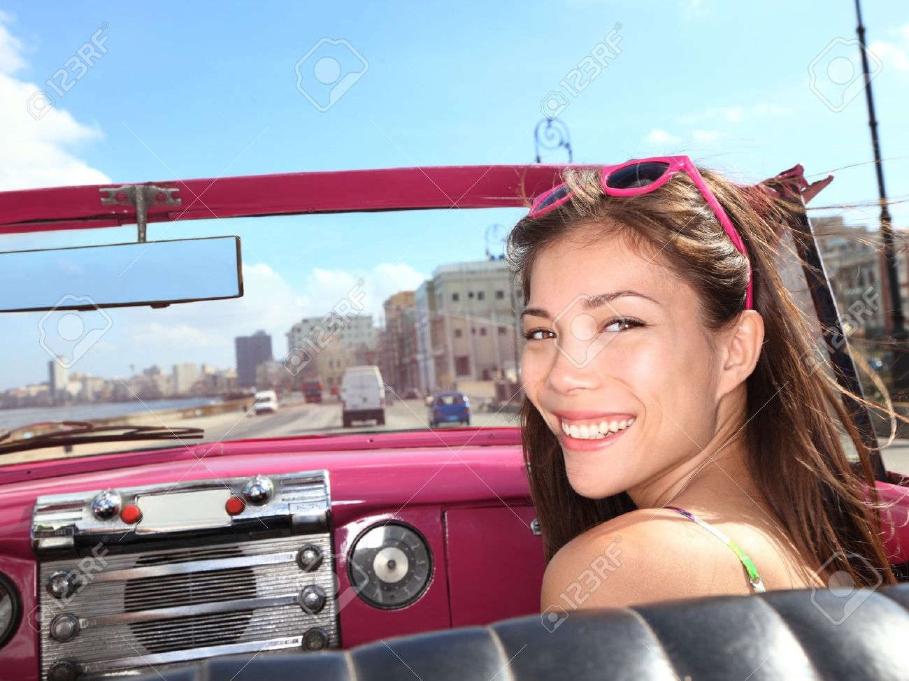 車の女性ピンク ビンテージ コンバーチブル車の助手席に幸せな笑顔します 若いは キューバの休暇中にレース アジア コーカサス地方の女性モデルを混合しました マレツ N ウォーター フロント ハバナ キューバに運転 の写真素材 画像素材 Image 車の女性ピンク ビンテージ コンバーチブル車の助手席に幸せな笑顔します 若いは キューバの休暇中にレース アジア コーカサス地方の女性モデルを混合しました マレツ N ウォーター フロント ハバナ キューバに運転 の写真素材 画像素材 Image