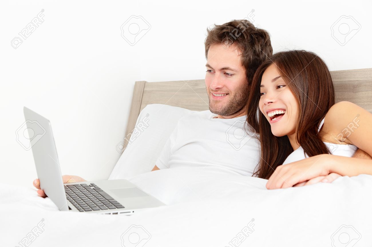 Junges Paar Vergnügt Sich Auf Der Couch Junges Paar Vergnügt Sich Auf Der Couch
