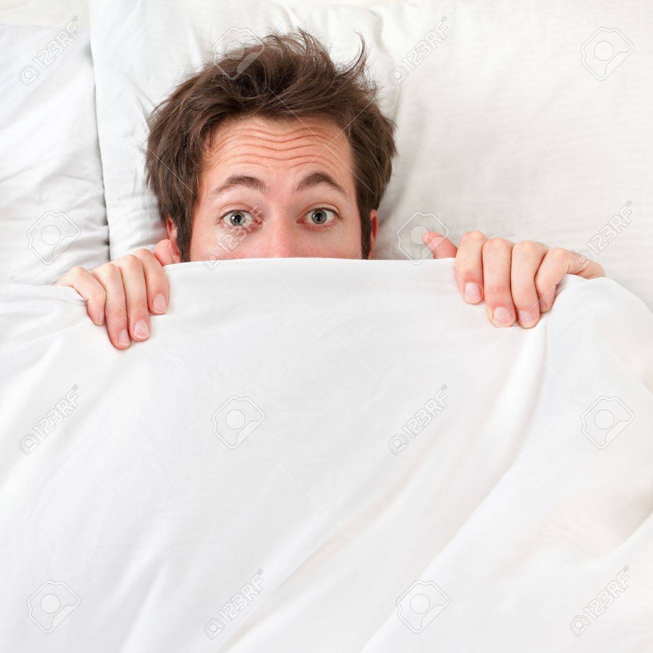 jungen bettmöbel schlafzimmer scared mann versteckt im bett unter der decke lustiges konzept bild mit jungen kaukasischen männlichen versteckt im unter der jungen bettmöbel schlafzimmer scared mann versteckt im bett unter der decke lustiges konzept bild mit jungen kaukasischen männlichen versteckt im unter der