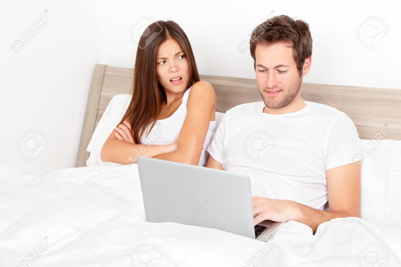 junge bettmöbel europaletten bett paar mit laptop im bett man at computer frau verärgert und wütend blick auf mit im at verärgert und wütend junge bettmöbel europaletten bett paar mit laptop im bett man at computer frau verärgert und wütend blick auf mit im at verärgert und wütend
