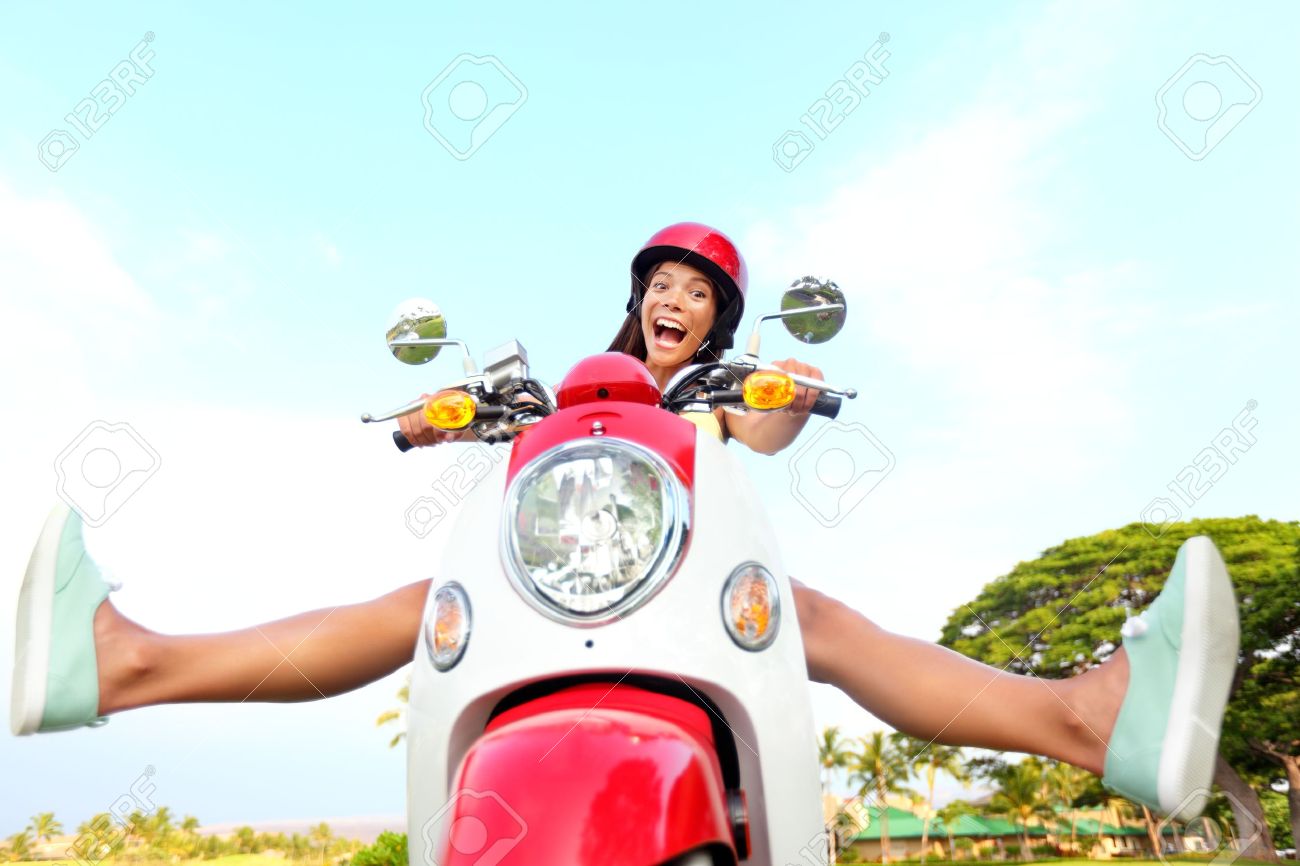 Drôle Femme Heureuse Gratuitement Sur Scooter Volant Excité Et
