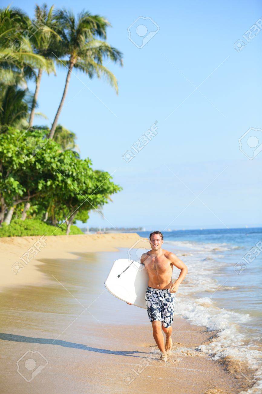 ビーチのライフ スタイル男サーファー サーフィン ボディー ボード熱帯のビーチの水で実行するいると の写真素材 画像素材 Image ビーチのライフ スタイル男サーファー サーフィン ボディー ボード熱帯のビーチの水で実行するいると の写真素材 画像素材 Image