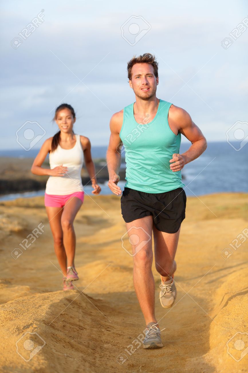 屋外の美しい風景自然の中で実行しているフィットネスのジョギング ランナーのカップル 若い男性と女性スポーツ選手クロスカントリー トレイル ランニングのトレーニングします アジアの女性 白人男性 の写真素材 画像素材 Image