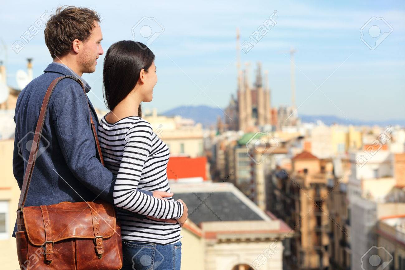 Barcelona - Pareja Romántica Mirando Vista De La Ciudad. Amantes ...