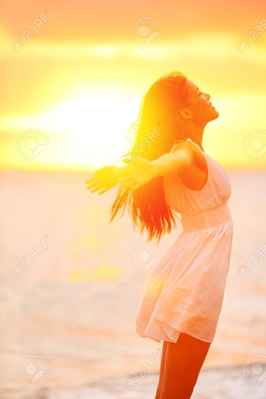 Liberte Femme Jouissant De Se Sentir Heureux Libre Sur La Plage Au Coucher Du Soleil Belle Femme De Detente Sereine Pur Bonheur Et De Plaisir Exalte Avec Les Bras Leves Tendu Vers