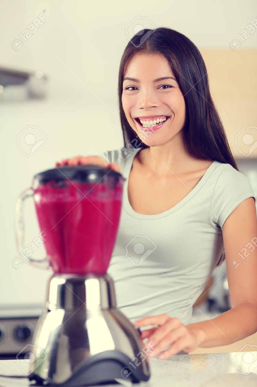 Berry Mujer Batido Hacer Batidos De Frutas Para El Desayuno Mujer haciendo batidos batido con la batidora. Comer sano