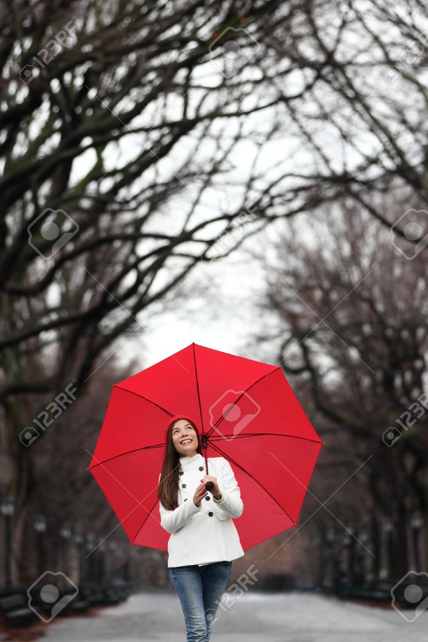 Mujer Del Paraguas Caminando En Central Park En Invierno Soñar Despierto / Otoño. Feliz Sonriente Multirracial Soñadora Caminando Alegre Con El Paraguas Rojo En Central Park, Manhattan, Nueva York, Ee.uu..