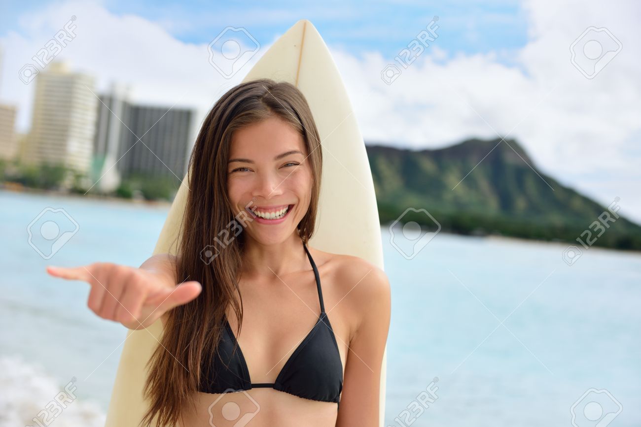 サーファー女の子サーフィン示すマハロ シャカ手サイン信号あいさつワイキキ ビーチ ハワイのオアフ島に 女性のビキニを持つ女性サーフボード笑顔幸せハワイのビーチで アジアのコーカサス地方モデル の写真素材 画像素材 Image