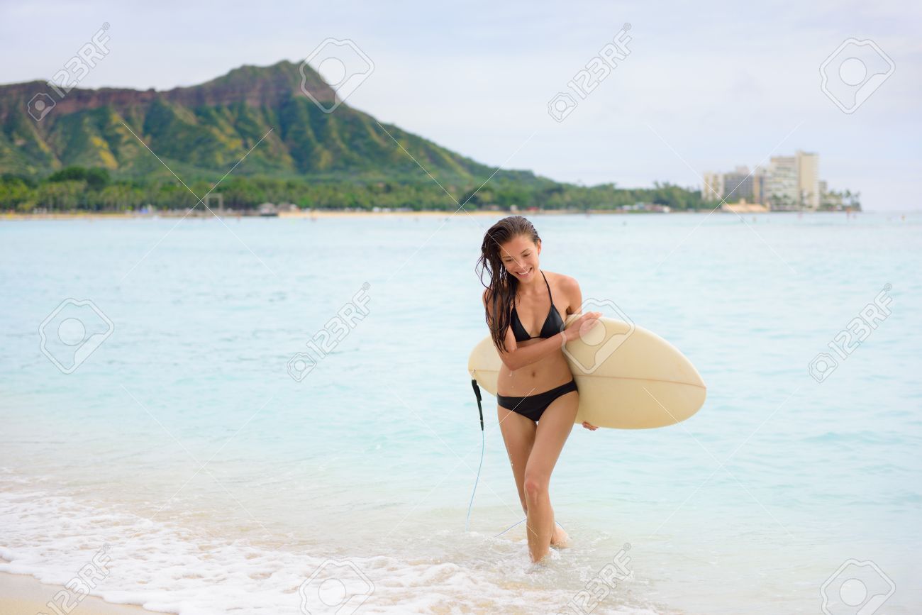 サーファーの女の子サーフィン ワイキキ オアフ島 ハワイの