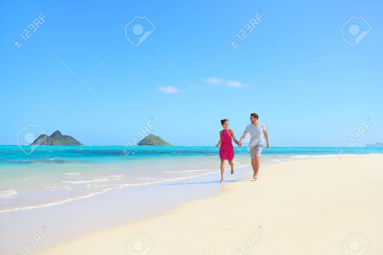 ハワイの新婚旅行を楽しんで幸せなカップルをビーチします 陽気での幸せに満ちたロマンチックなカップル旅行休暇ラニカイビーチ モクルア島とオアフ島 ハワイ 米国 アジアの女性 白人男性 の写真素材 画像素材 Image