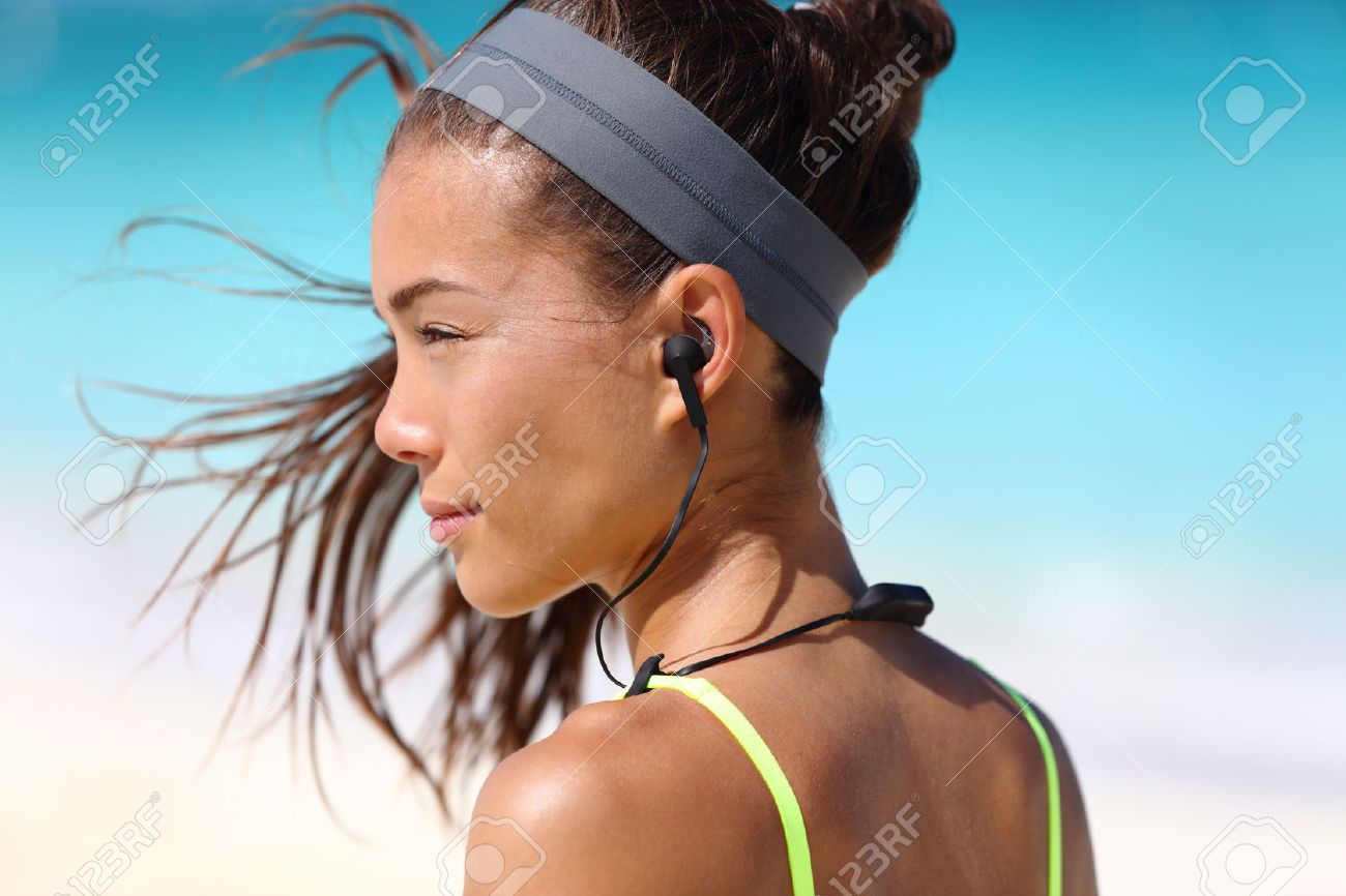 Fitness Fille Avec Un Casque Sans Fil Du Sport Dans Loreille