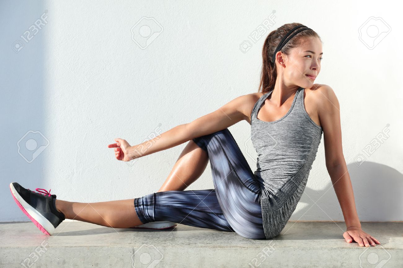 Fitness Girl gönnt sich eine zusätzliche Runde Stretching Fitness Girl gönnt sich eine zusätzliche Runde Stretching