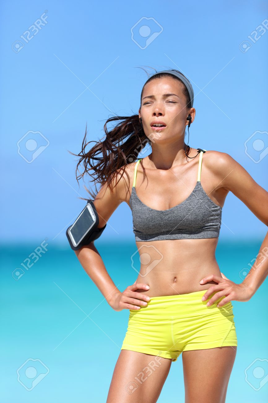 日当たりの良い夏のビーチで困難な心肺トレーニング屋外後呼吸困難疲れの女性ランナー アスリート女性の中に休憩を取って体力を消耗を実行または太陽の下での外練習します の写真素材 画像素材 Image 53759820